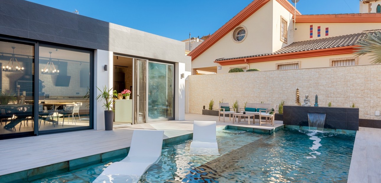 Sale - Villa -
Jacarilla