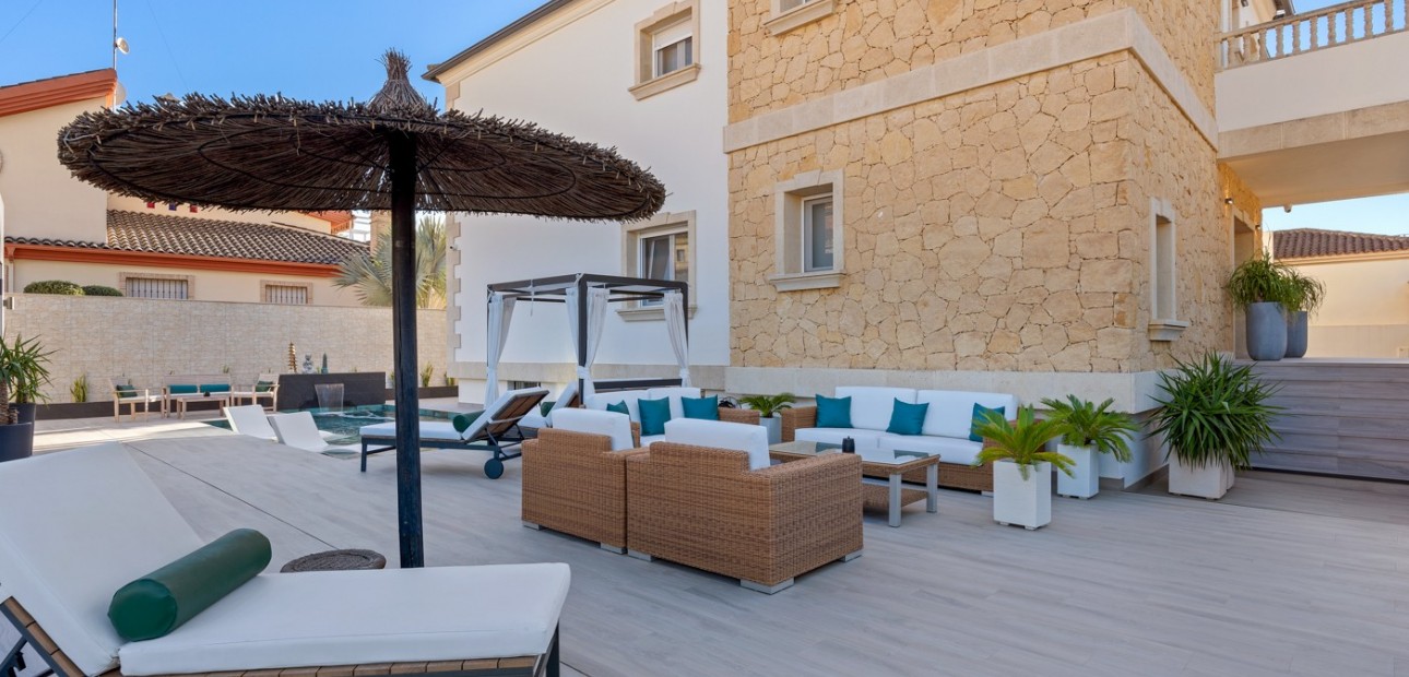 Sale - Villa -
Jacarilla