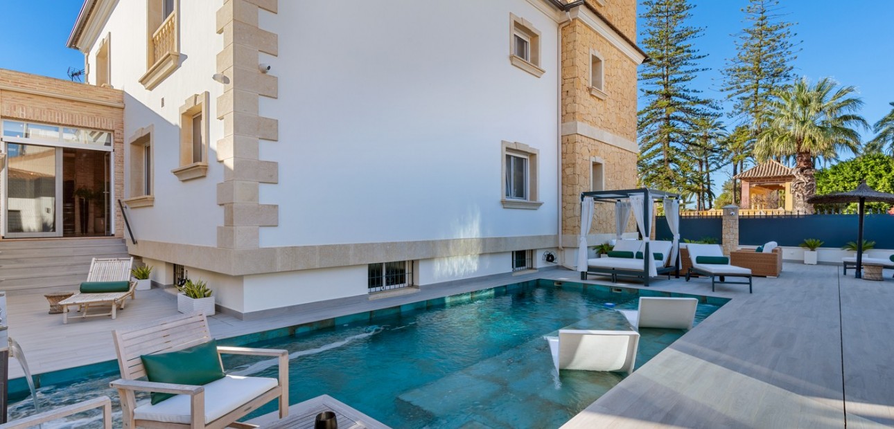 Sale - Villa -
Jacarilla