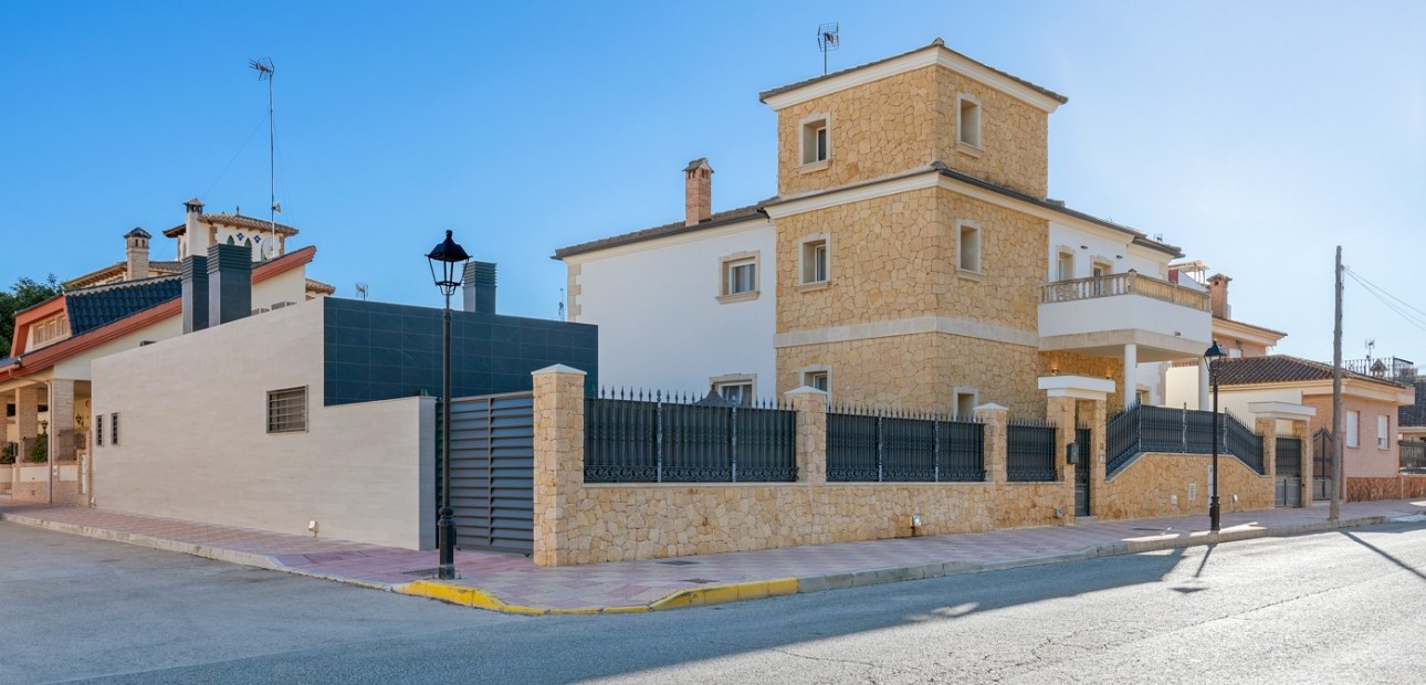 Sale - Villa -
Jacarilla