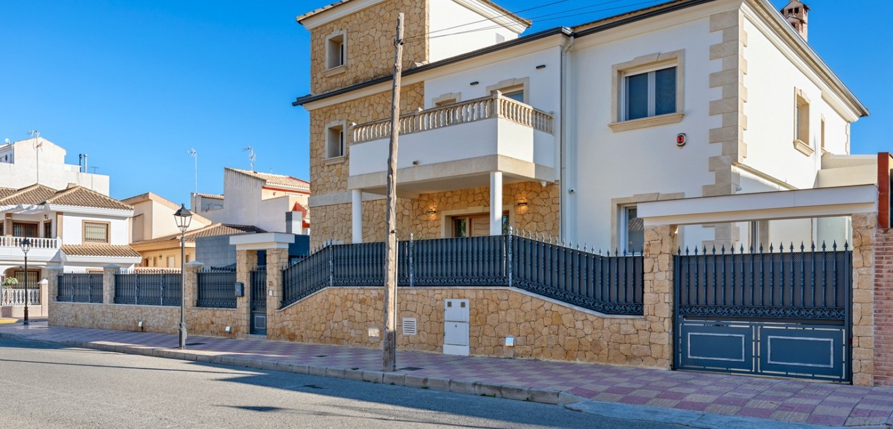 Sale - Villa -
Jacarilla