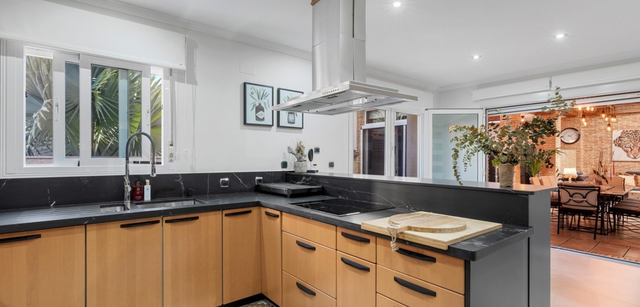 Sale - Villa -
Jacarilla