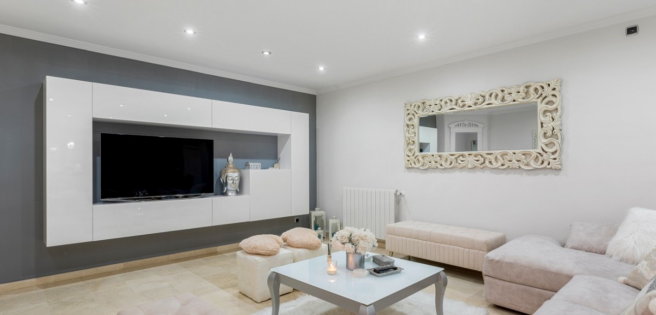 Sale - Villa -
Jacarilla