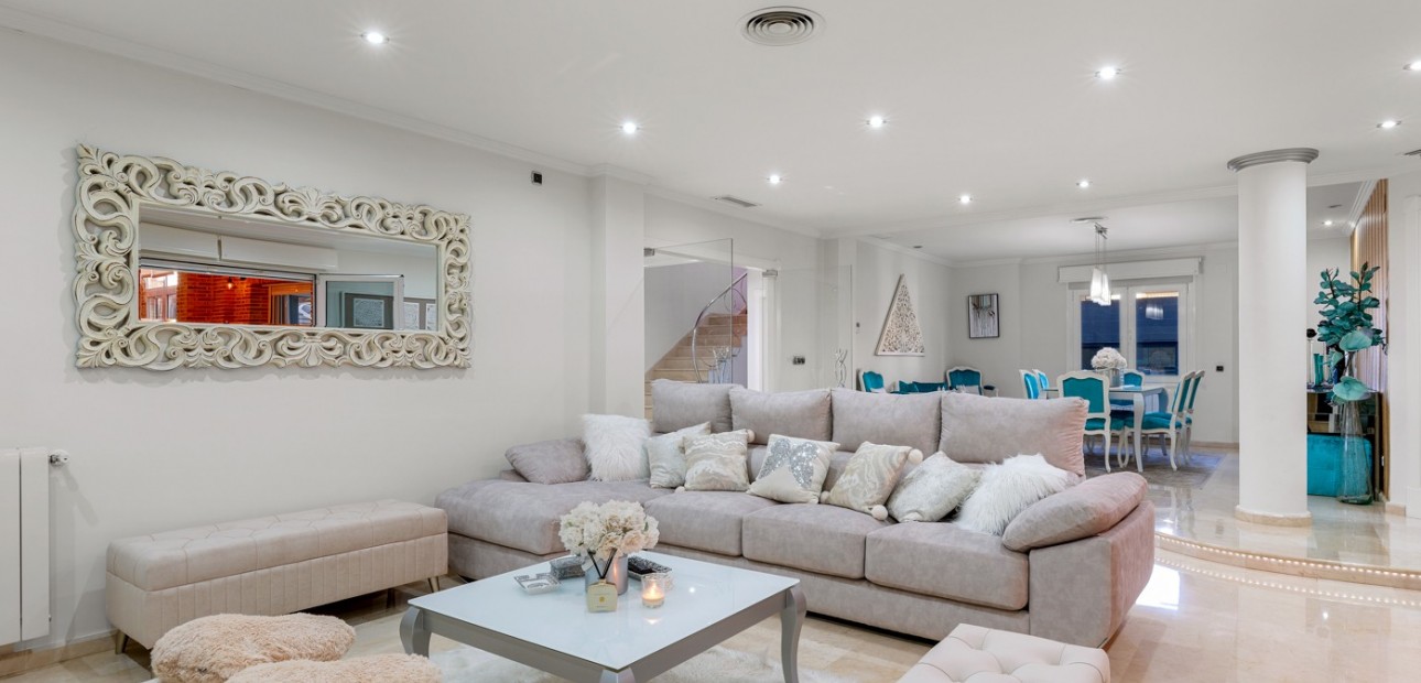 Sale - Villa -
Jacarilla
