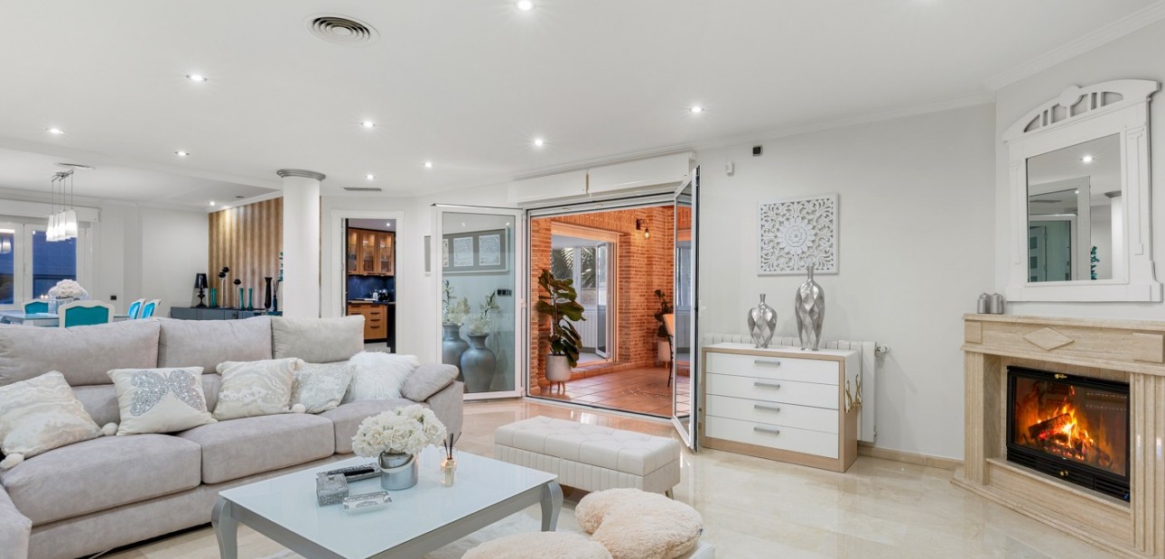 Sale - Villa -
Jacarilla