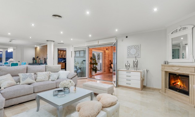 Sale - Villa -
Jacarilla