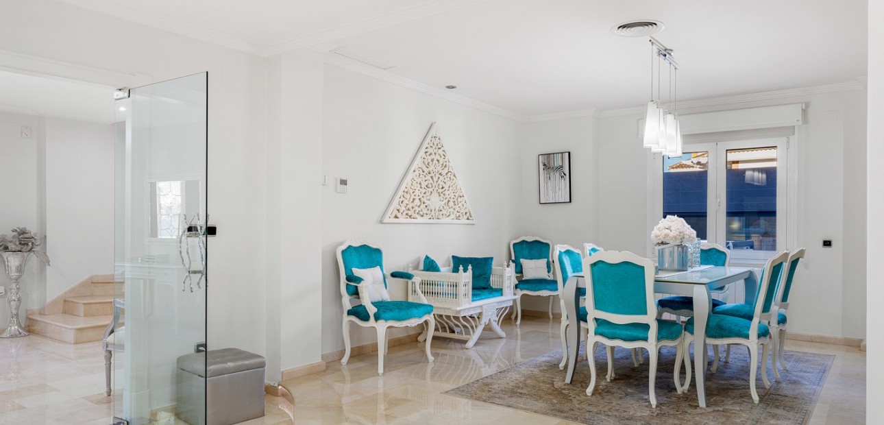 Sale - Villa -
Jacarilla