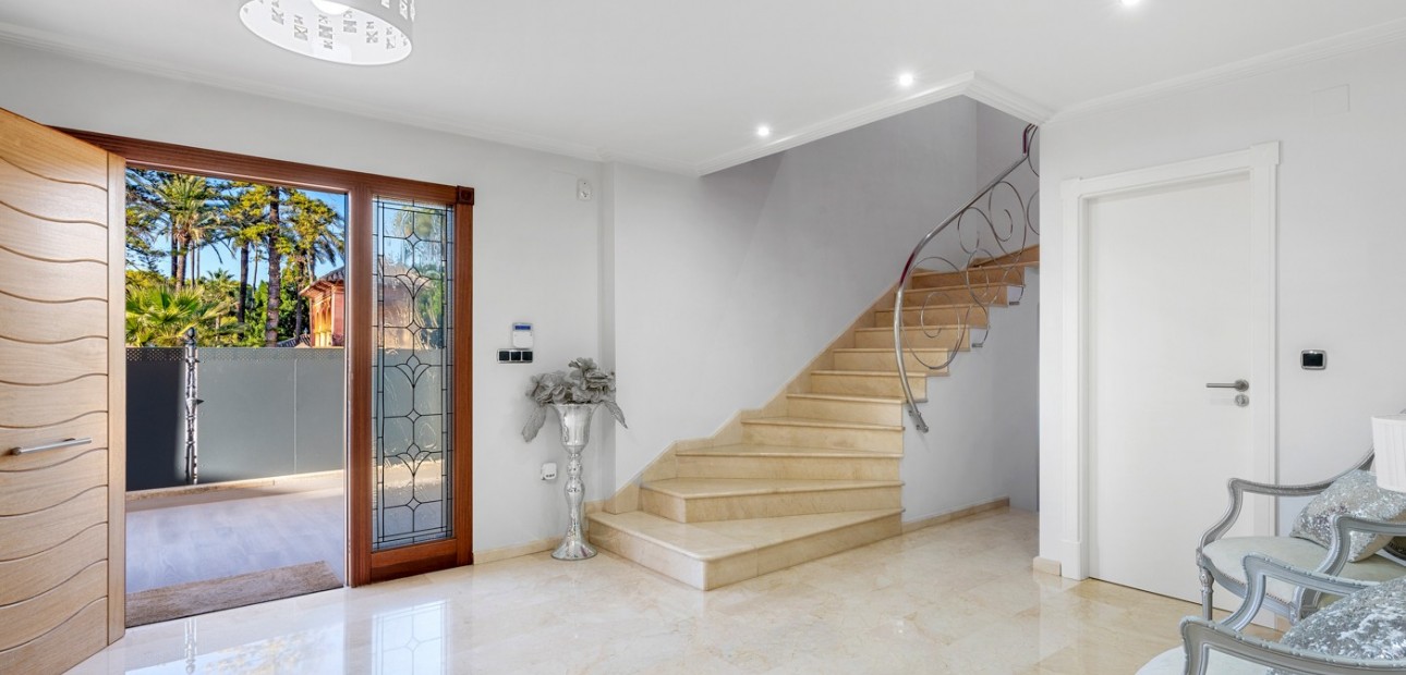 Sale - Villa -
Jacarilla