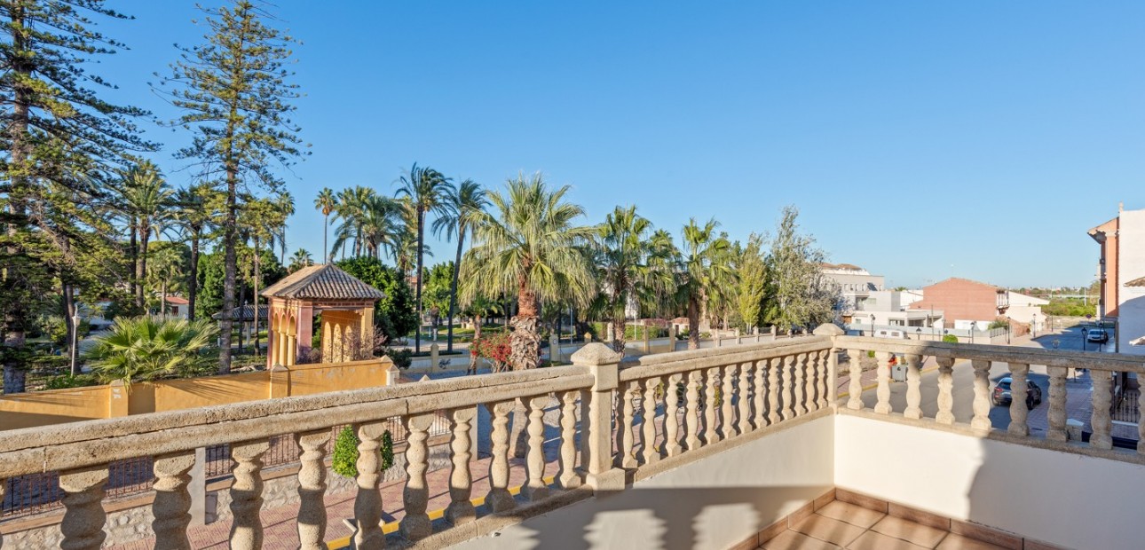 Sale - Villa -
Jacarilla