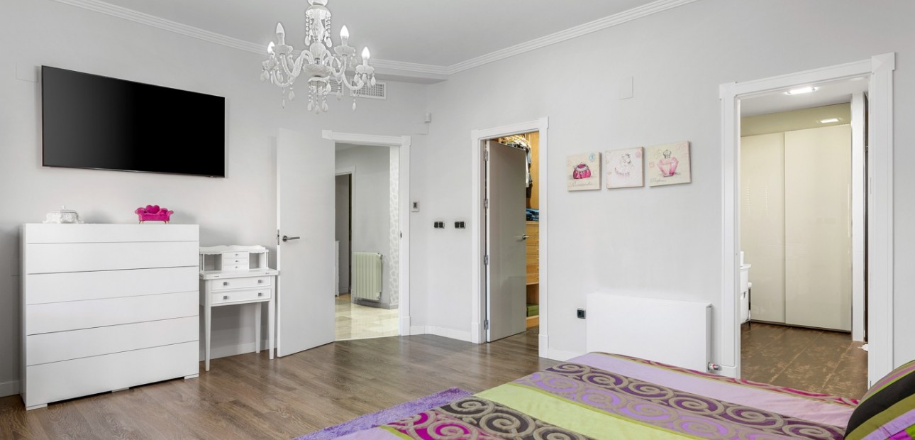 Sale - Villa -
Jacarilla