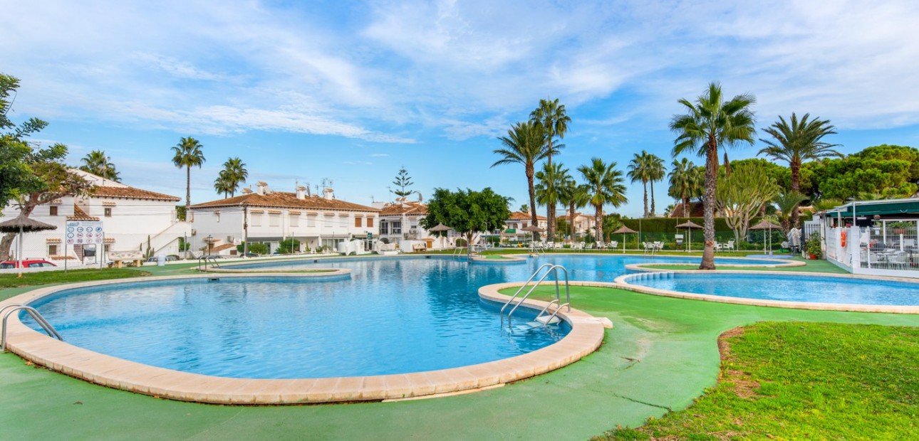 Herverkoop - Herenhuis -
Torrevieja - Lago jardin