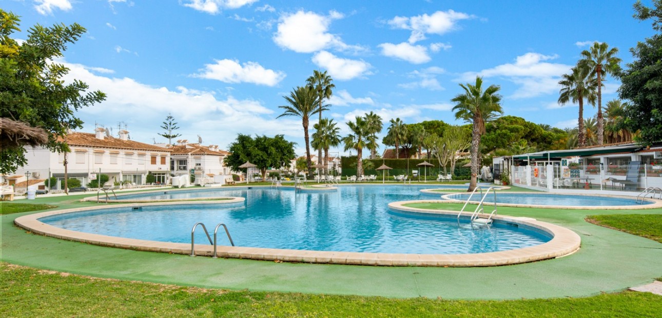 Herverkoop - Herenhuis -
Torrevieja - Lago jardin