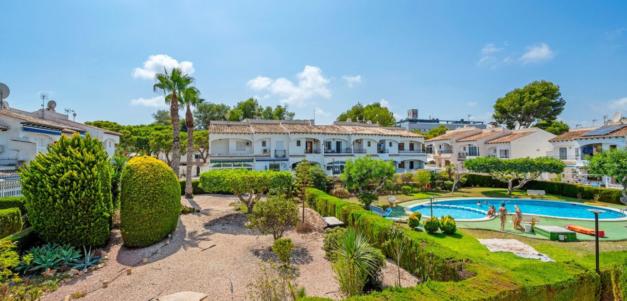 Herverkoop - Herenhuis -
Torrevieja - Lago jardin