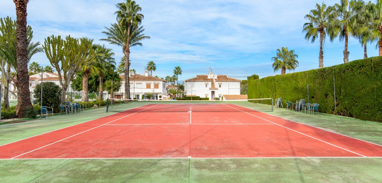 Herverkoop - Herenhuis -
Torrevieja - Lago jardin