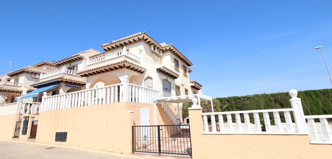 Herverkoop - Terraced house -
Orihuela Costa - Montezenia