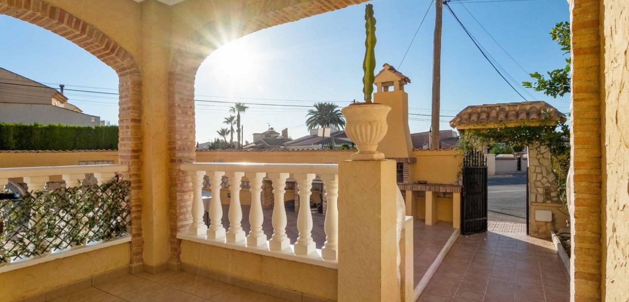 Sale - Villa -
Orihuela Costa - Las Mimosas