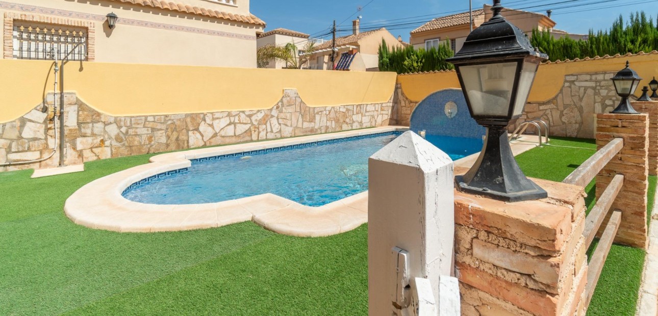 Sale - Villa -
Orihuela Costa - Las Mimosas