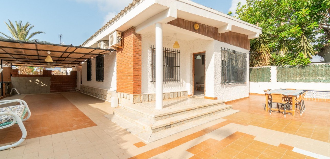 Herverkoop - Villa -
Torrevieja - Aguas nuevas 1