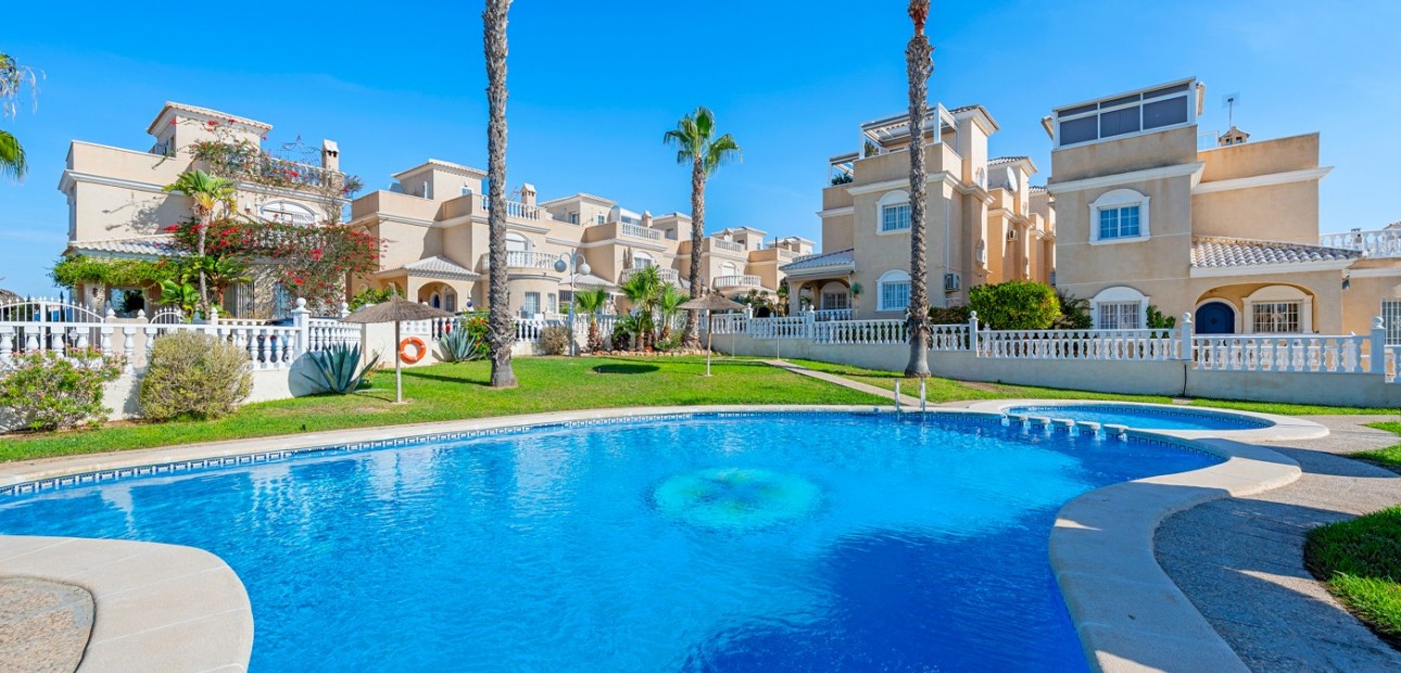 Sale - Villa -
Orihuela - Los Altos