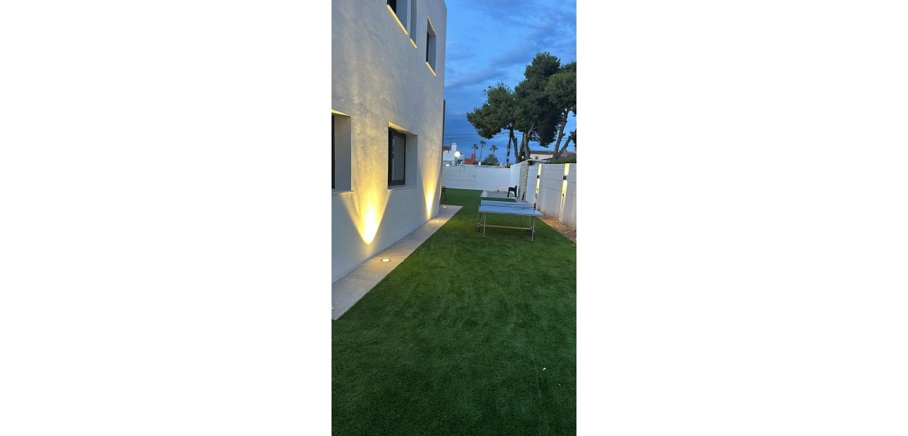 Sale - Terraced house -
Torrevieja - Centro