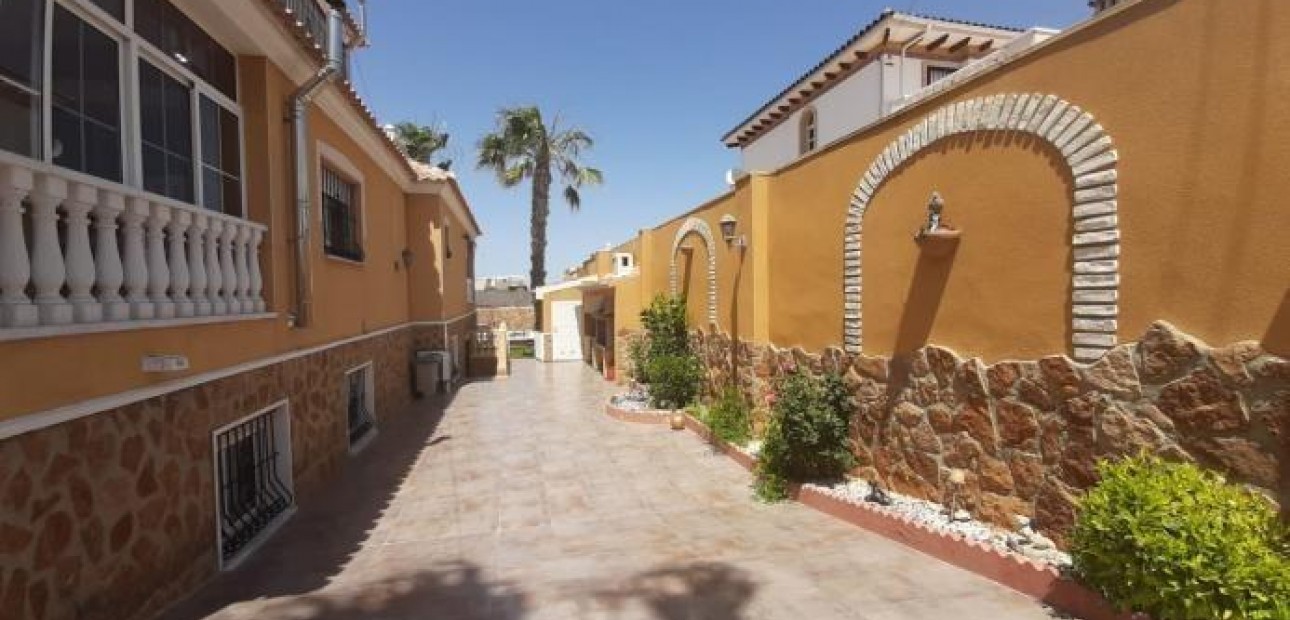 Sale - Villa -
Torrevieja - Aguas nuevas 1