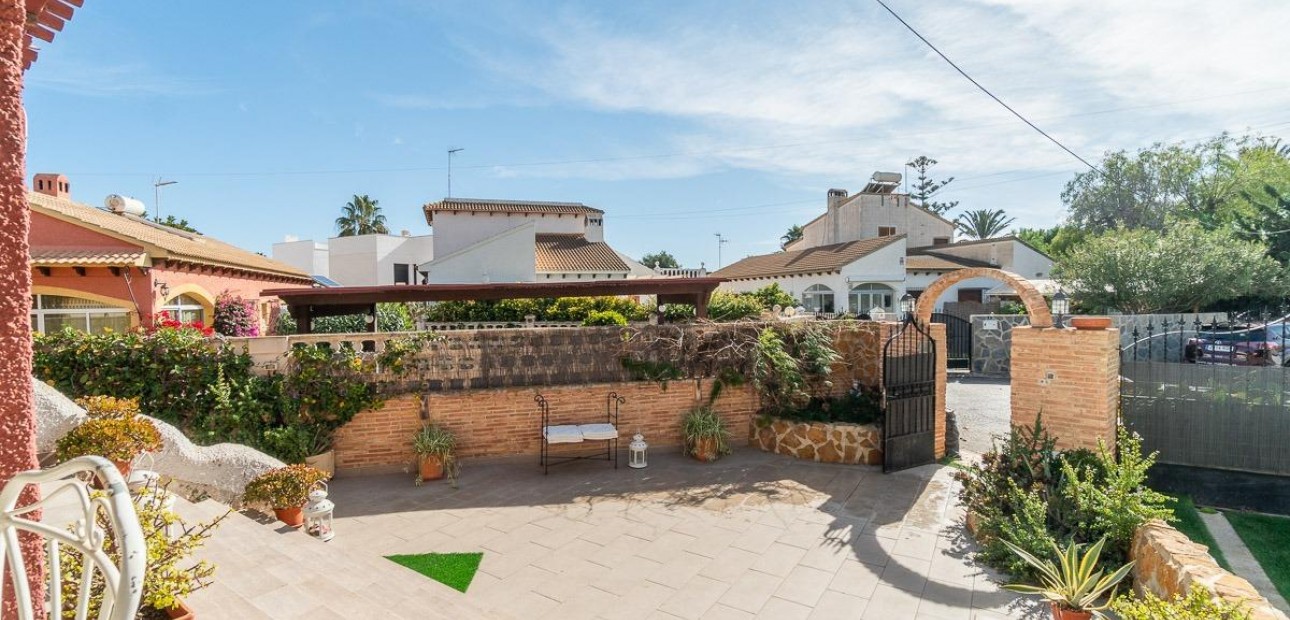 Herverkoop - Villa -
Orihuela Costa - Punta Prima