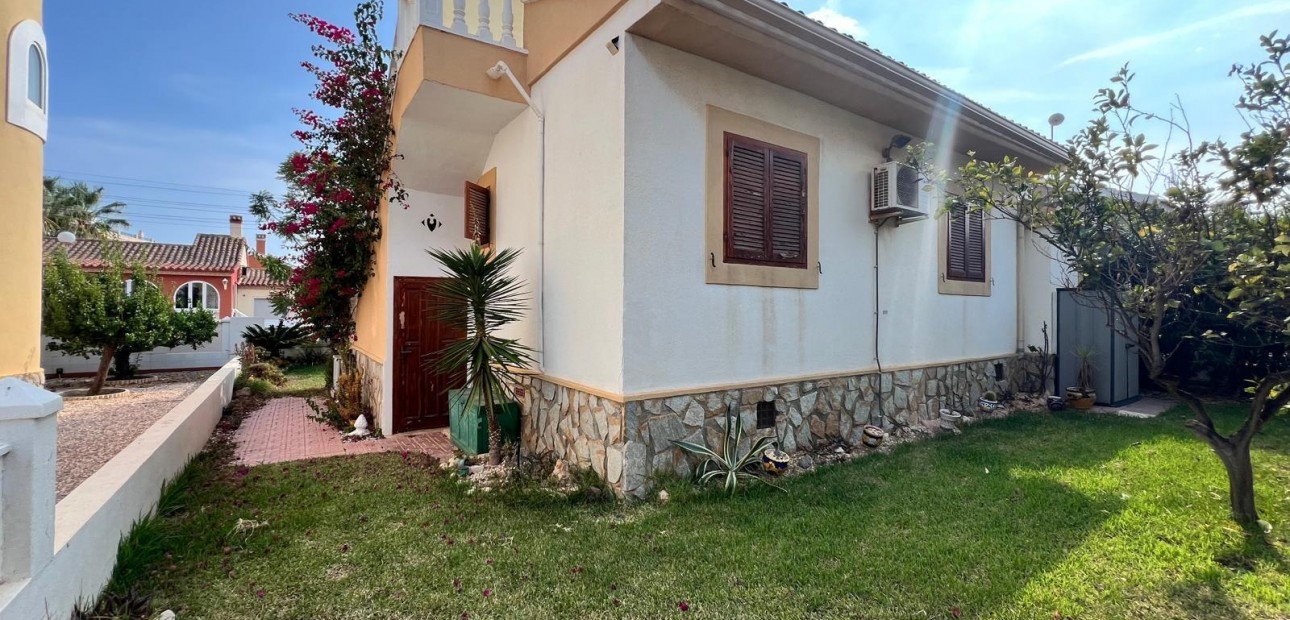 Herverkoop - Villa -
Orihuela Costa - Punta Prima