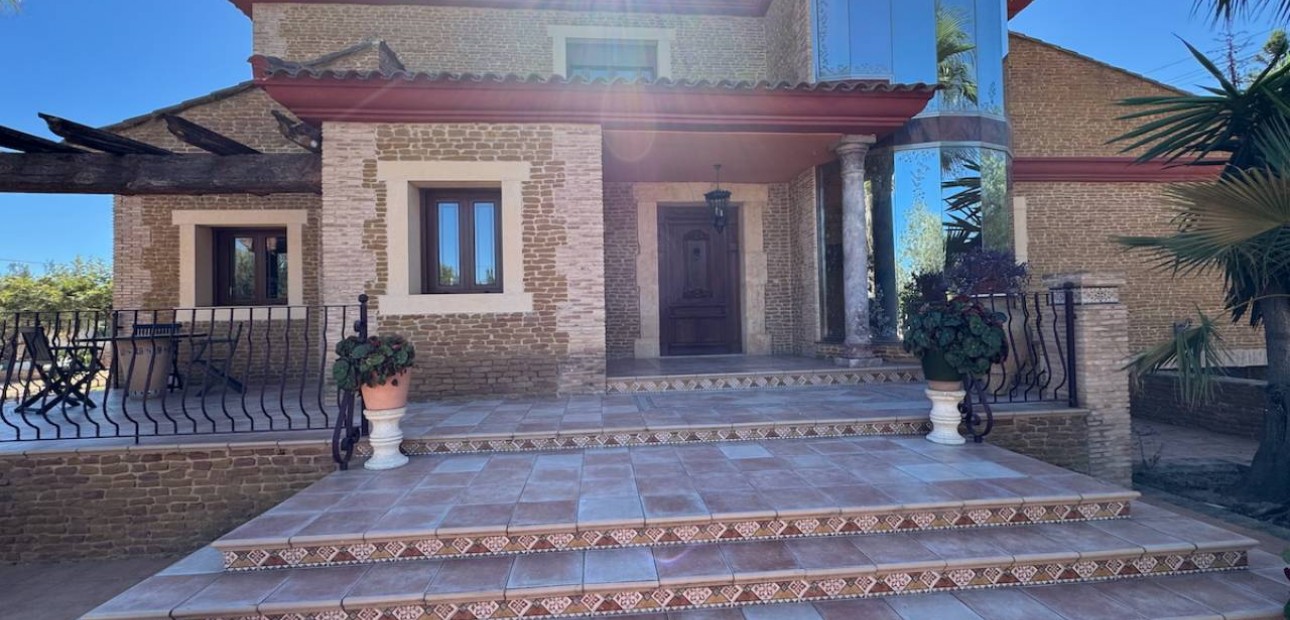 Sale - Finca / Country Property -
Los Montesinos