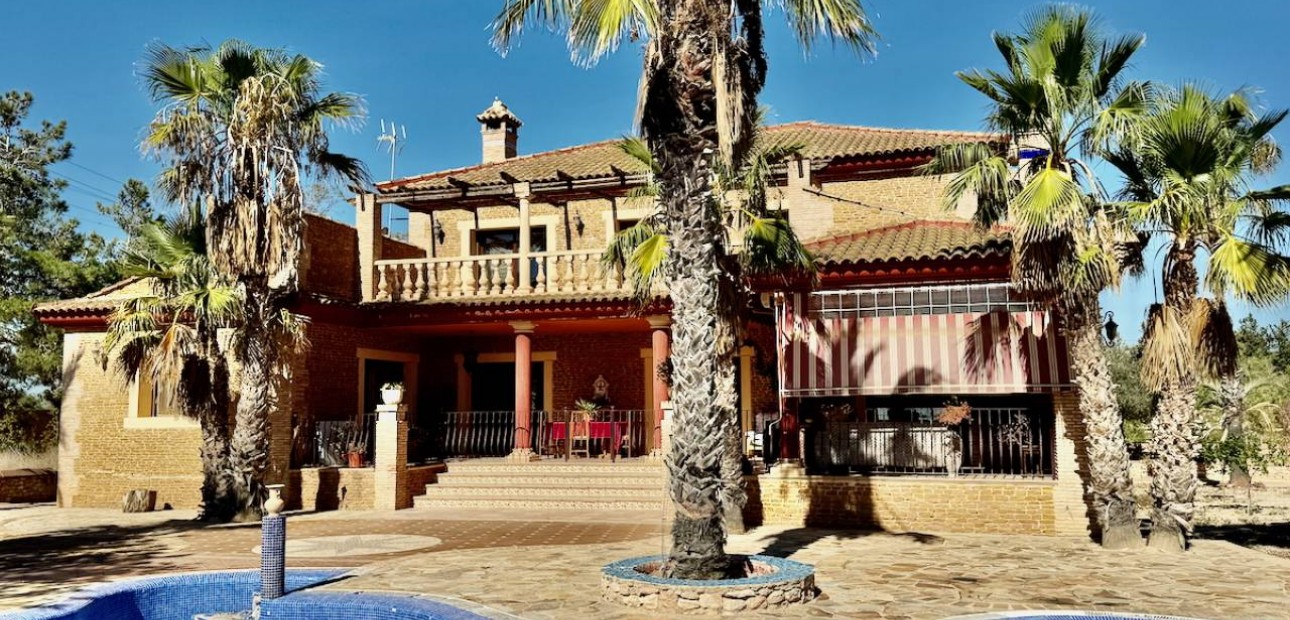 Sale - Finca / Country Property -
Los Montesinos