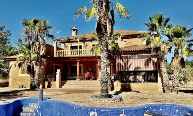 Sale - Finca / Country Property -
Los Montesinos