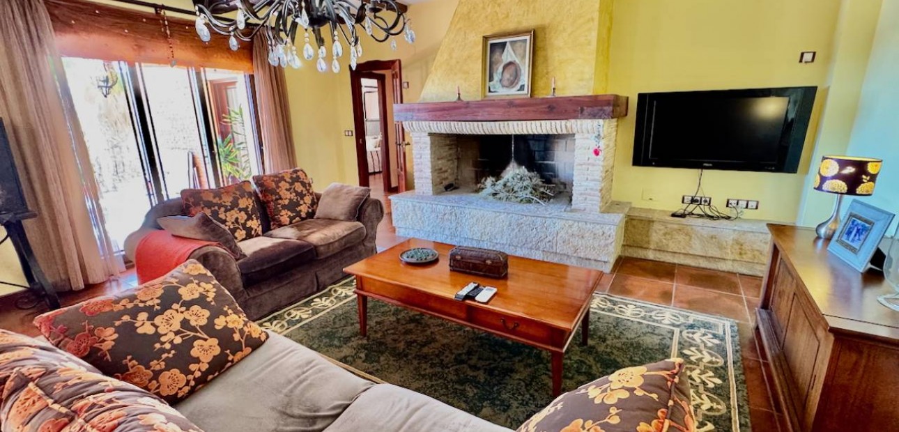 Sale - Finca / Country Property -
Los Montesinos