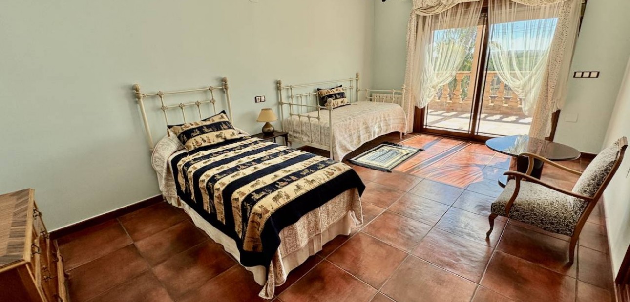 Sale - Finca / Country Property -
Los Montesinos