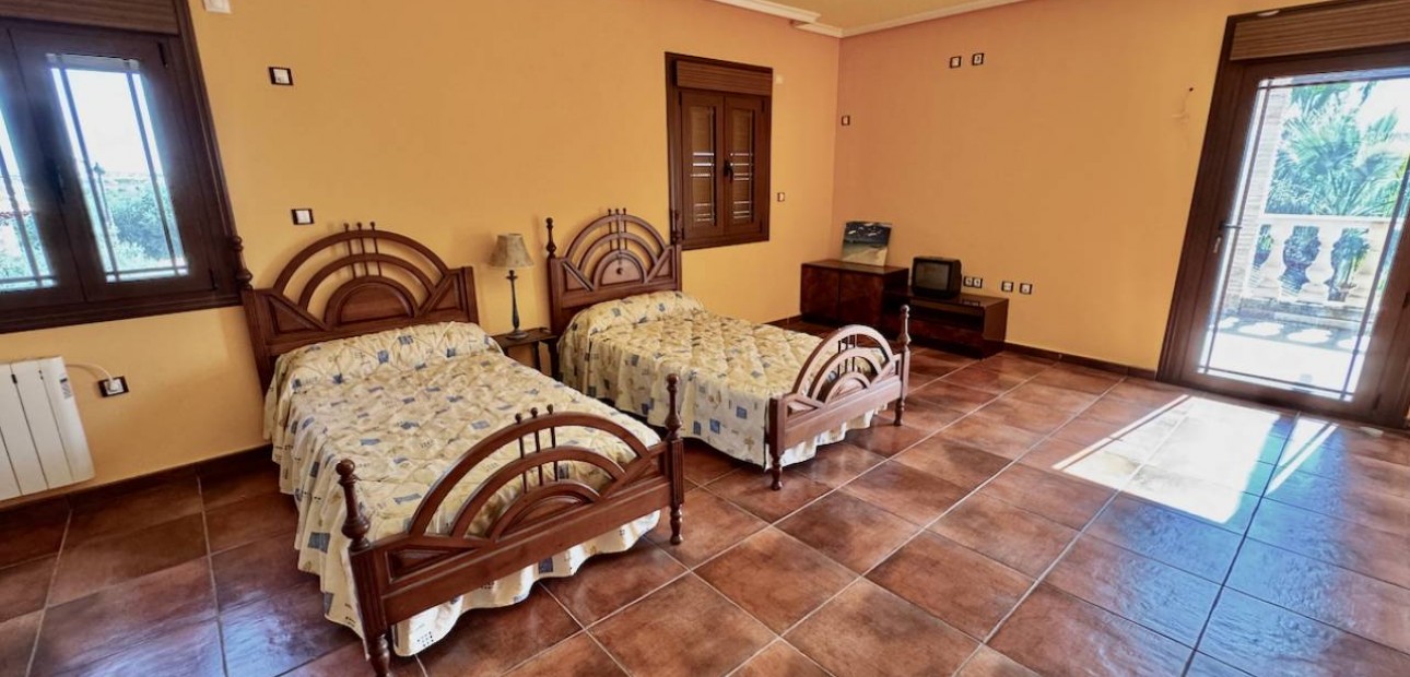 Sale - Finca / Country Property -
Los Montesinos