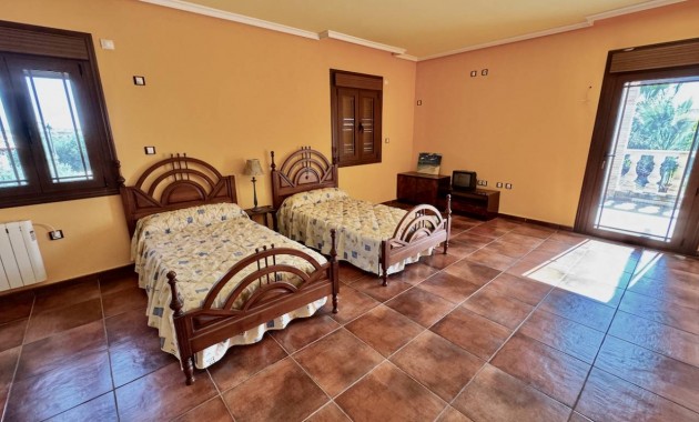 Sale - Finca / Country Property -
Los Montesinos