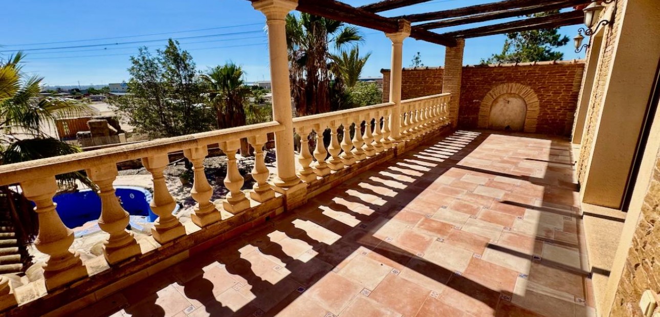 Sale - Finca / Country Property -
Los Montesinos