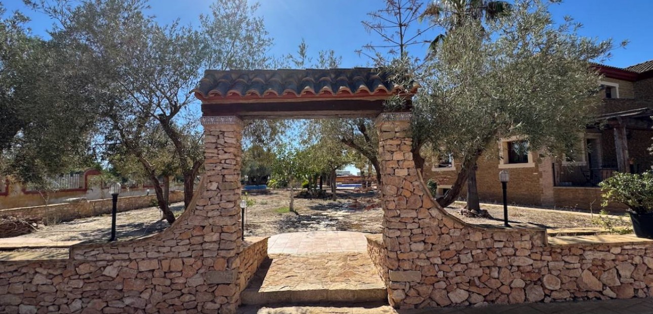 Sale - Finca / Country Property -
Los Montesinos
