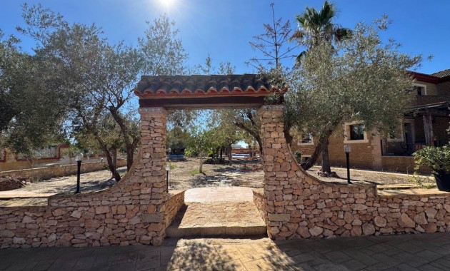 Sale - Finca / Country Property -
Los Montesinos