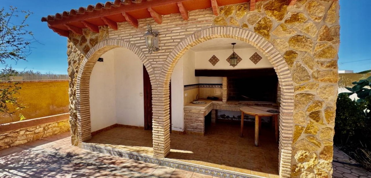 Sale - Finca / Country Property -
Los Montesinos