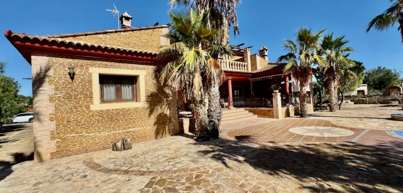 Sale - Finca / Country Property -
Los Montesinos