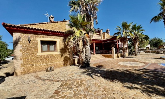 Sale - Finca / Country Property -
Los Montesinos