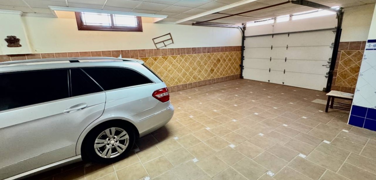 Sale - Finca / Country Property -
Los Montesinos