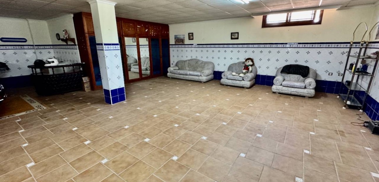 Sale - Finca / Country Property -
Los Montesinos