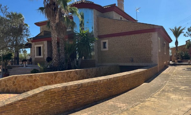 Sale - Finca / Country Property -
Los Montesinos