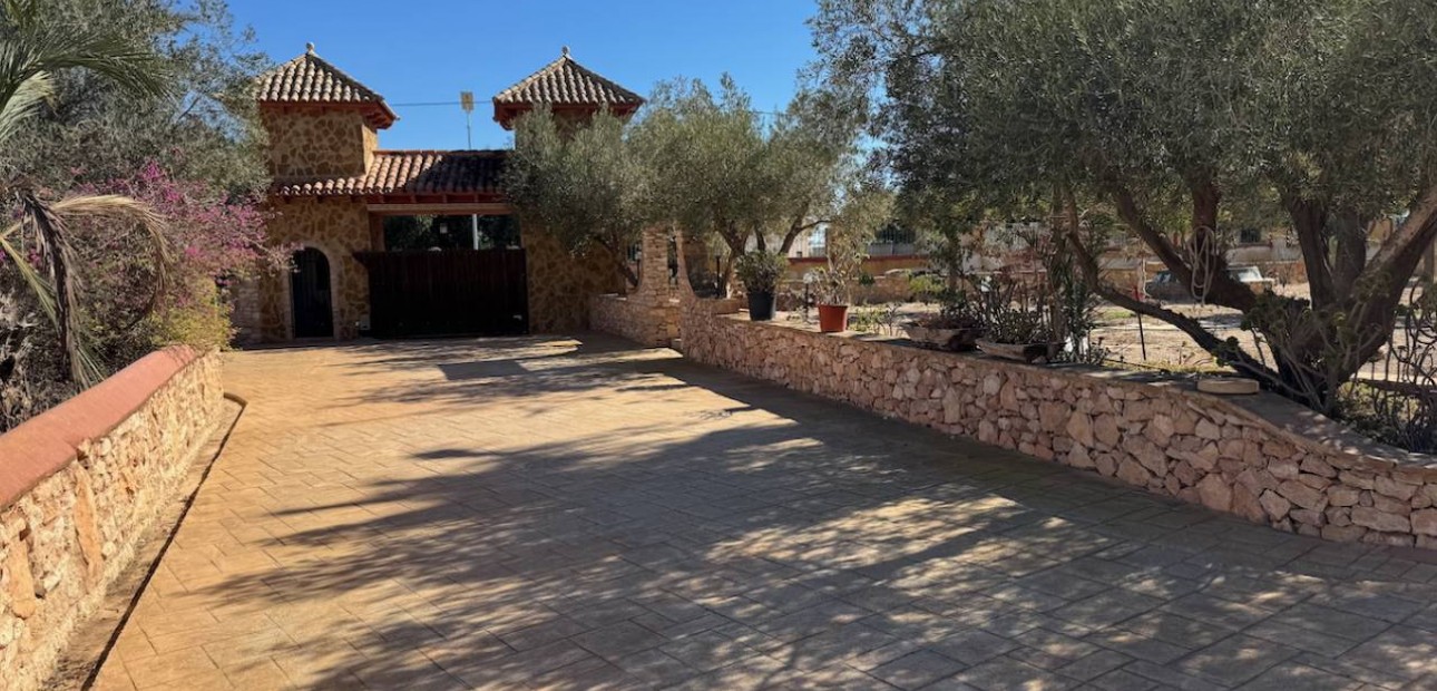 Sale - Finca / Country Property -
Los Montesinos