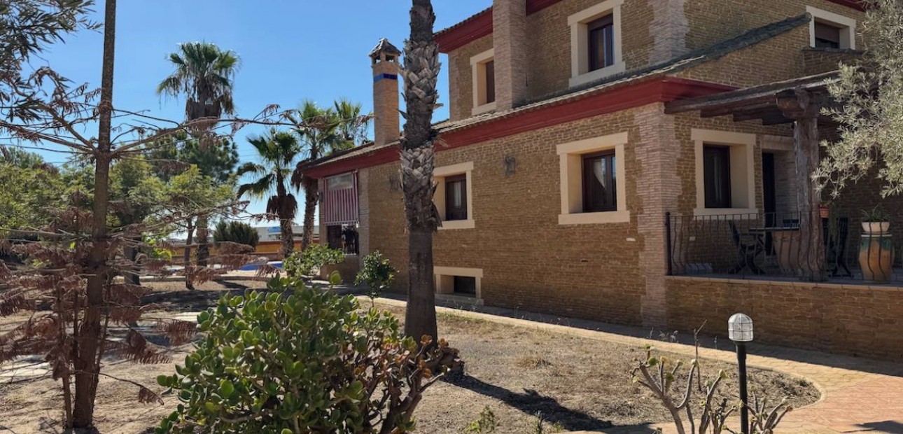 Sale - Finca / Country Property -
Los Montesinos