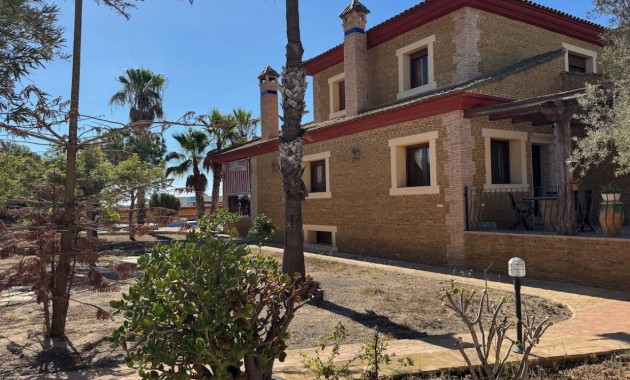 Sale - Finca / Country Property -
Los Montesinos
