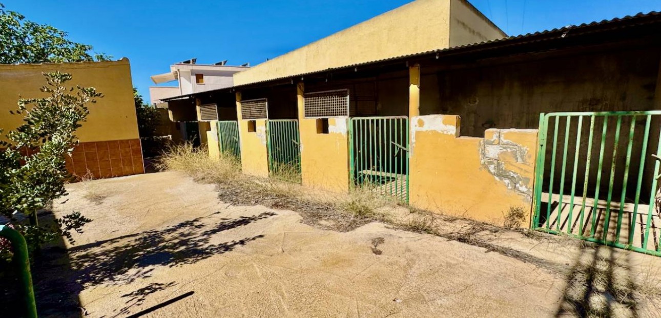 Sale - Finca / Country Property -
Los Montesinos