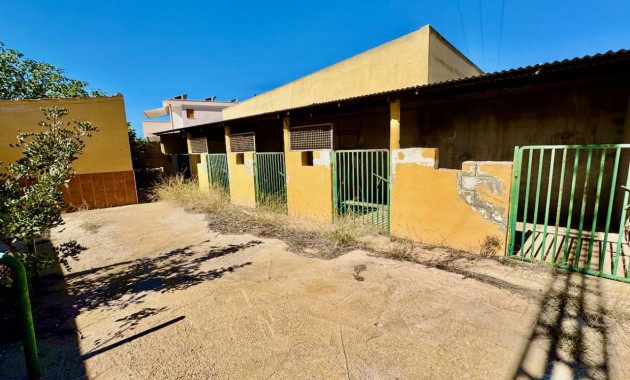 Sale - Finca / Country Property -
Los Montesinos