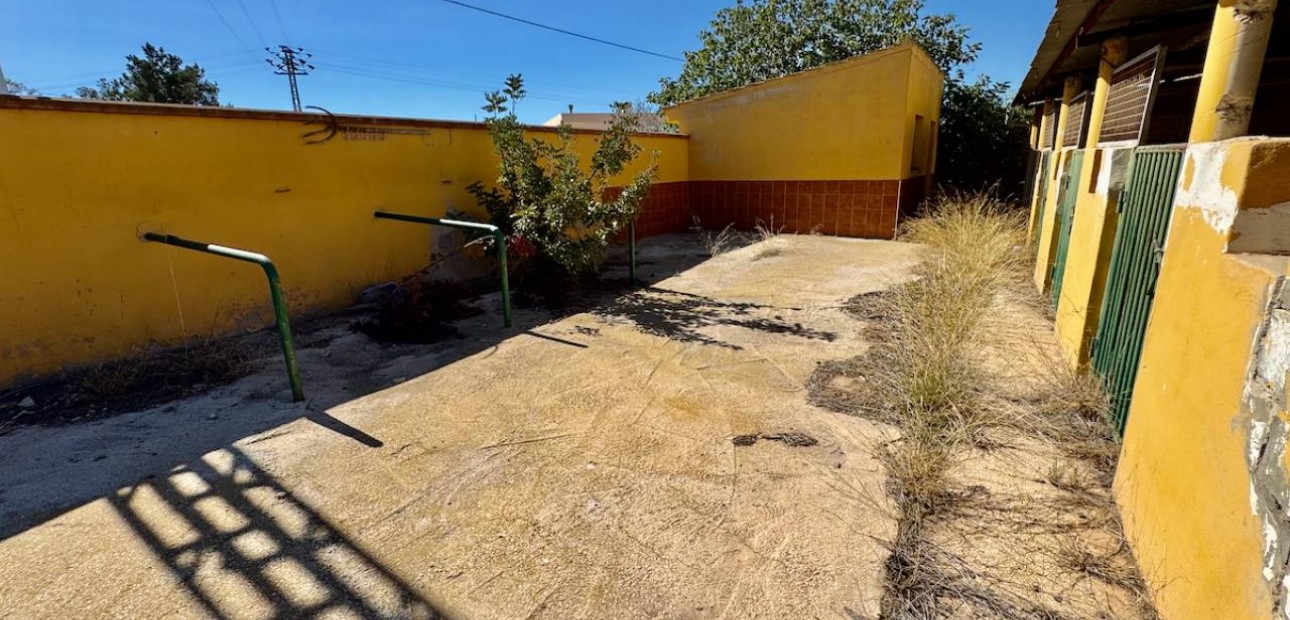 Sale - Finca / Country Property -
Los Montesinos