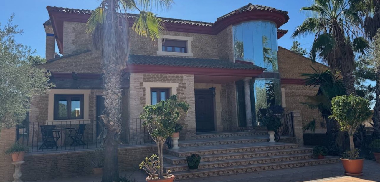 Sale - Finca / Country Property -
Los Montesinos